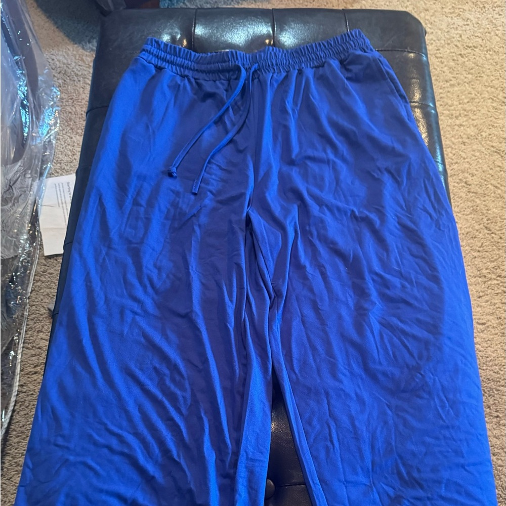 - Dibaolong Blue yoga wide leg capri pants. Fit below the knee to mid calf. EUC